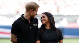 Prens Harry ve Meghan Markle'a Elton John'dan destek