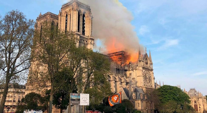 Tarihi Notre Dame Katedrali'ndeki yangndan grntler