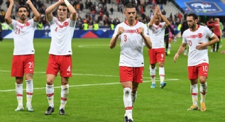 Dünden bugüne 'Asker Selamı' veren futbolcular