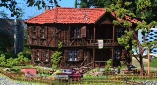 Atık eşyalar kullandı, görenler gerçek sanıyor