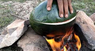 Herkesi şaşırtan yöntem! Karpuzun içinde pişirdi...