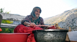 Taş teknelerde çiğneyip, pekmez gibi kaynatıyorlar... Kilosu 40 TL