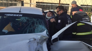 Kazada otomobilde sıkışan sürücüyü itfaiye, yaralı kurtardı