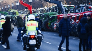 Berlin'i traktörlerle bastılar