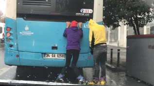 Kazaya davetiye: Patenli gençlerin tehlikeli yolculukları