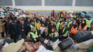 Bakanlar Soylu ve Koca depremzedelere gidecek gıda kolilerini elleriyle hazırladı