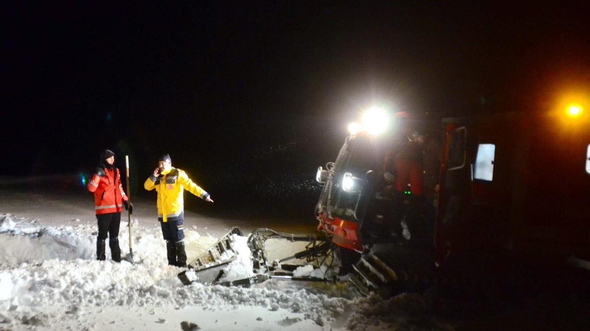 Bitlis'te 4 metre karda hasta kurtarma operasyonu