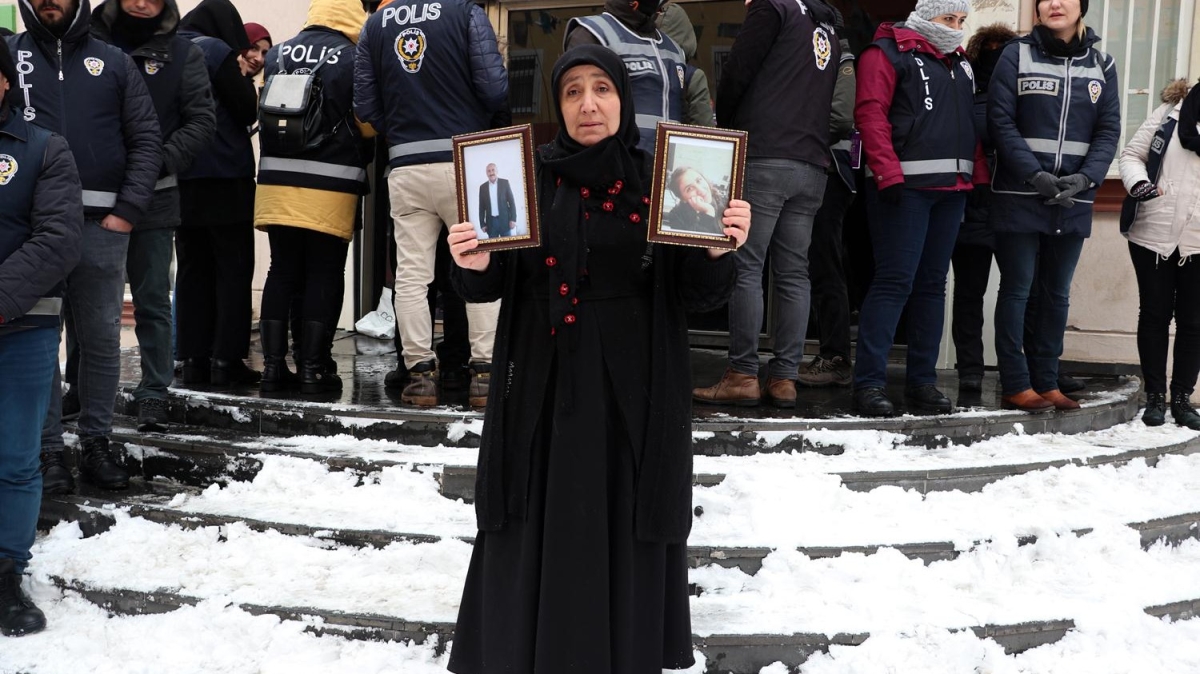 Diyarbakır anneleri kar altında nöbetini sürdürüyor