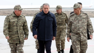 Bakan Akar ve komutanlar Suriye sınırında