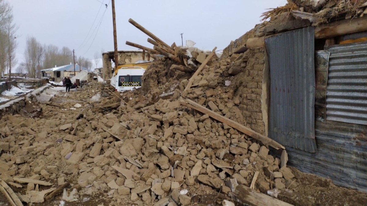 İran'daki deprem Van'da da hissedildi, bazı kerpiç evler yıkıldı