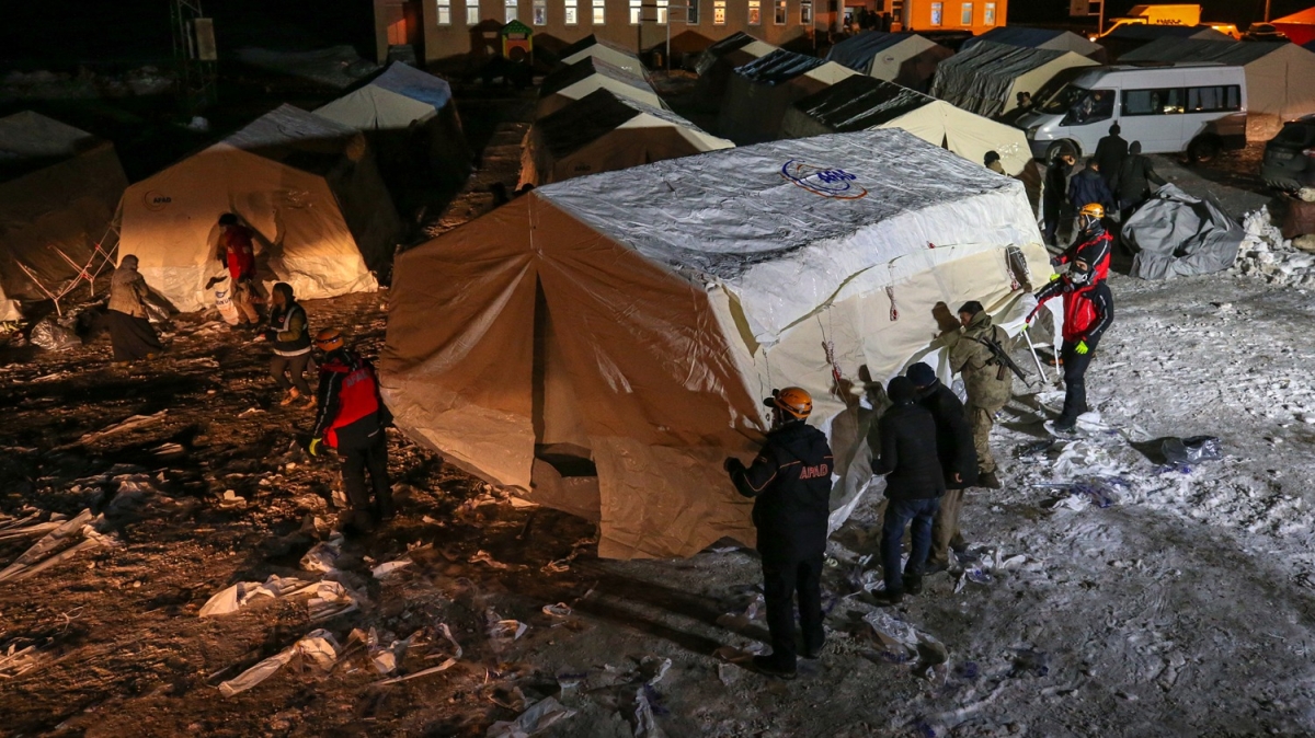 Van'da kurulan adrlara depremzedeler yerletirilmeye baland
