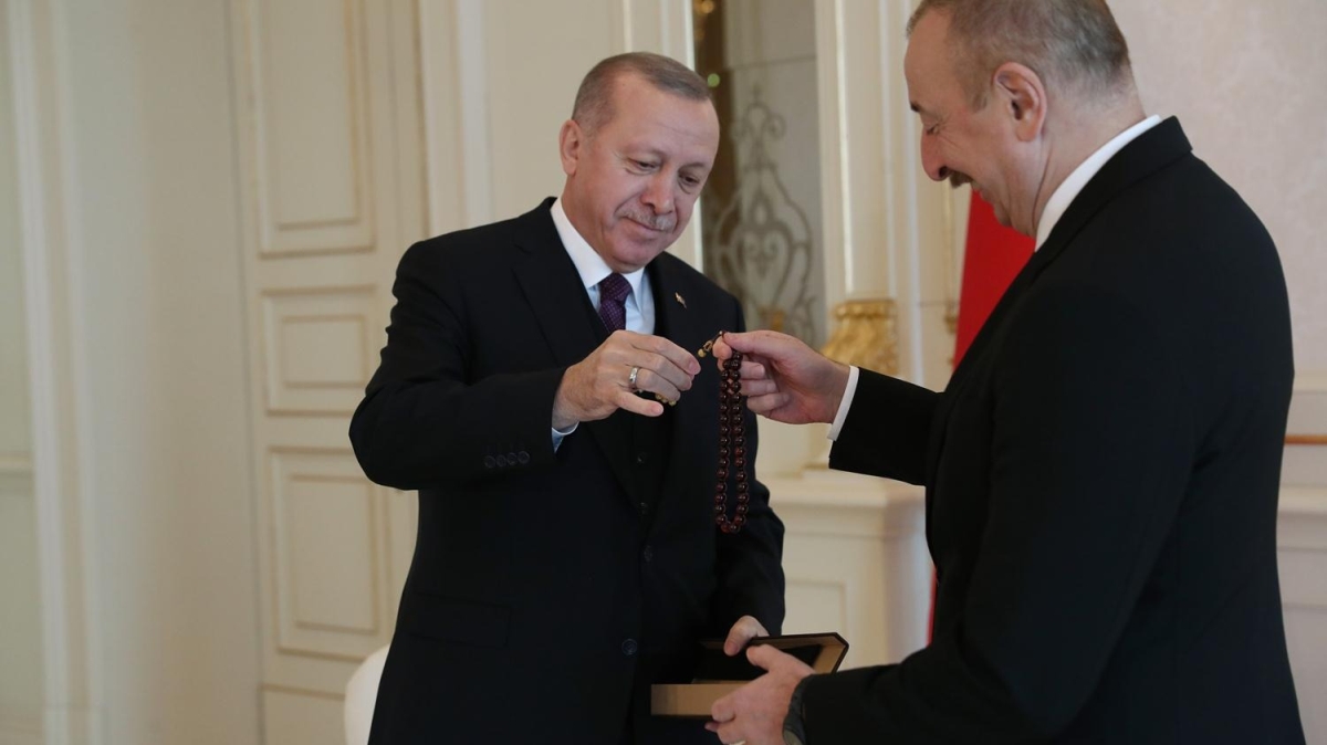 Cumhurbakan Erdoan, lham Aliyev'e tespih hediye etti