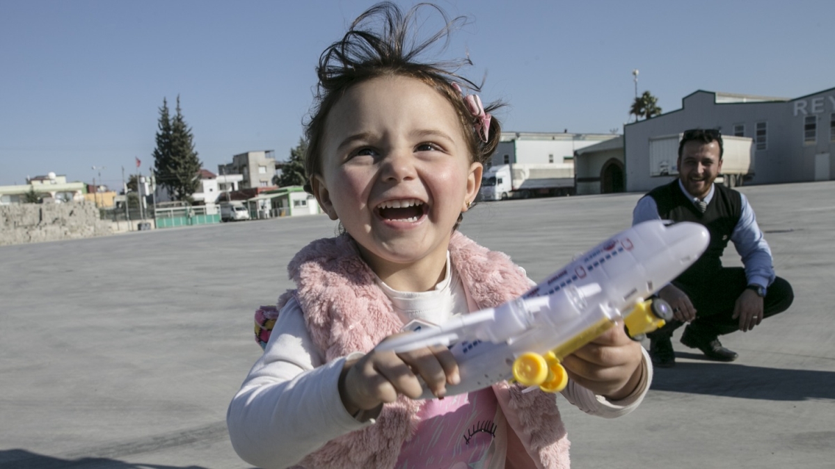 Suriyeli Selva artk gerek oyuncaklarla, 'gerek' oyunlar oynuyor!
