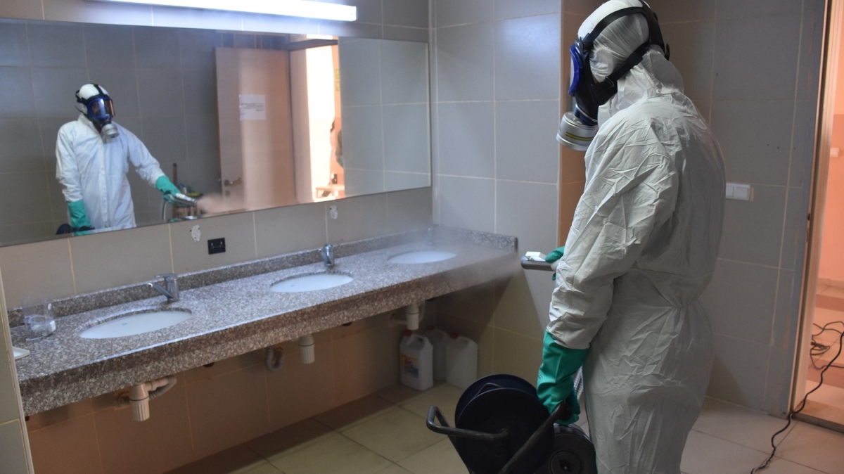 Adana'da okullar koronavirüs tehdidine karşı dezenfekte ediliyor