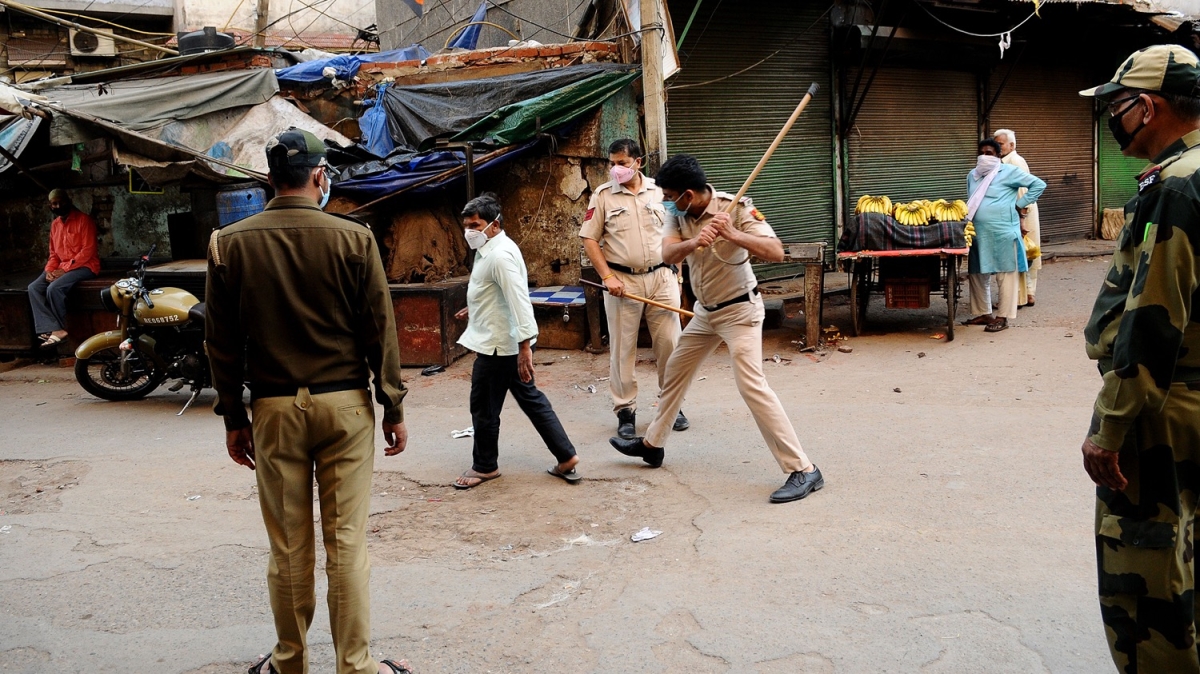 Hint polisi, sokağa çıkma yasağına uymayanları sopalarla dövdü!