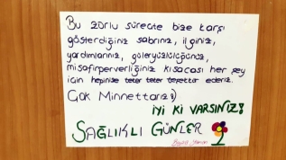 Karantinadaki öğrenciler kapılarına astıkları notlarla görevlilere teşekkür etti