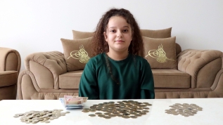 11 yaşındaki Berra umreye gitmek için biriktirdiği parayı dayanışma için bağışladı