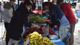 Vatandaşlar alışverişe maskeleriyle çıktı