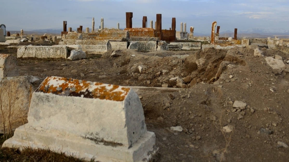 Koronavirüsü fırsat bildiler! Türk-İslam mezarlığını tahrip ettiler