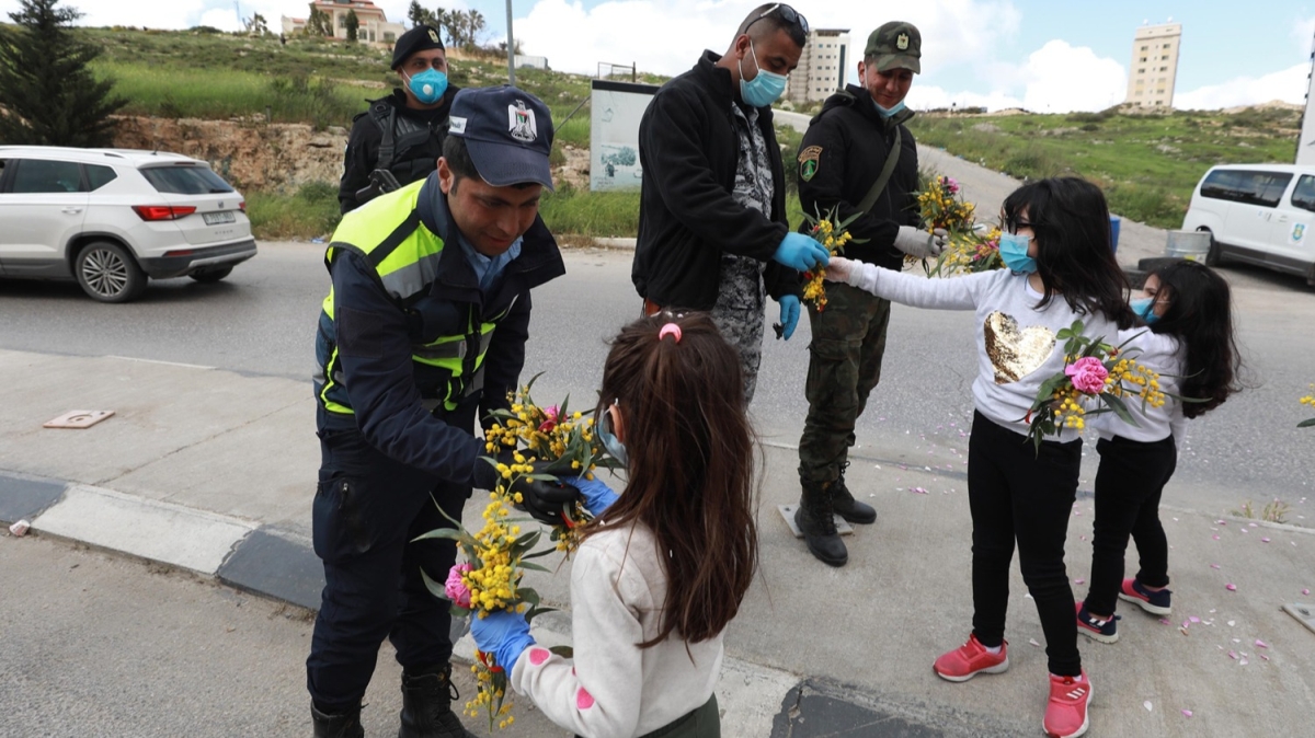 Filistinli çocuklar, görevlerini yapan güvenlik güçlerine çiçek verdi