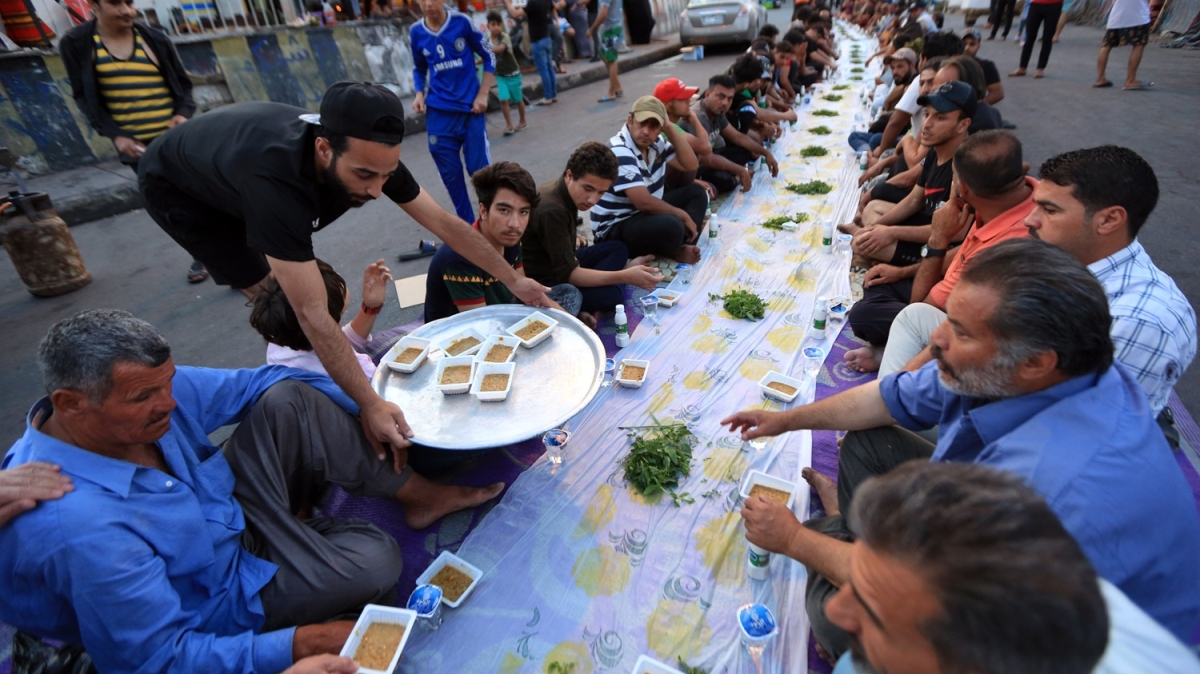 Irak'ta hükümet karşıtı göstericiler, iftar sofrasında buluştu
