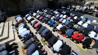 Filistinliler cuma namazını Mescid-i Aksa'nın kapılarında kıldı