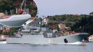 'Azov' İstanbul Boğazı'ndan geçti! Geminin ön bölümünde dikkat çeken detay