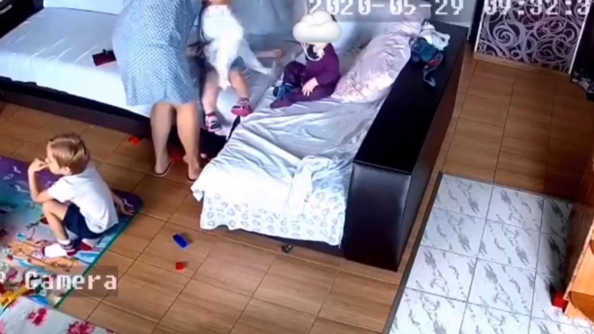 Ukrayna'da bakıcı dehşeti! 'Bebek nefes almıyor' dedi gerçeği görüntüler ortaya çıkardı