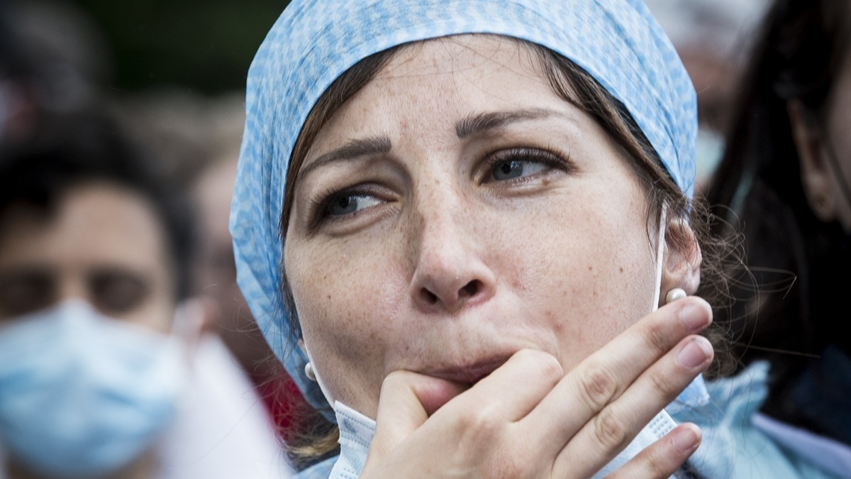 Fransa'da sağlık çalışanlarından protesto
