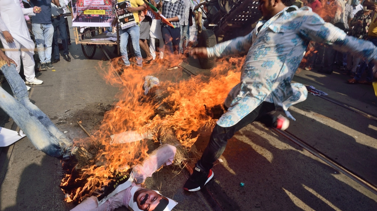 Bakann kuklasn yaktlar! Hindistan'da yakt fiyatlarndaki art protesto edildi