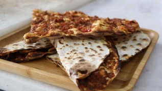 Gastronomi dünyasının yeni tartışması: Lahmacun soğanlı mı olur sarımsaklı mı?