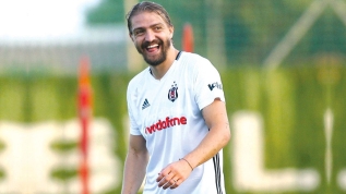 Caner Erkin imzayı atıyor