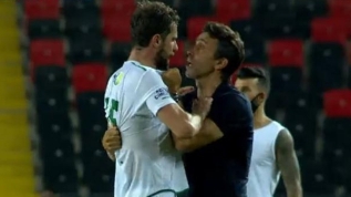 Gaziantep'te gol sonrası saha karıştı! Bülent Korkmaz yakasına yapıştı