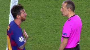 Şampiyonlar Ligi'nde maça damga vuran an! Cüneyt Çakır ve Messi arasında tartışma