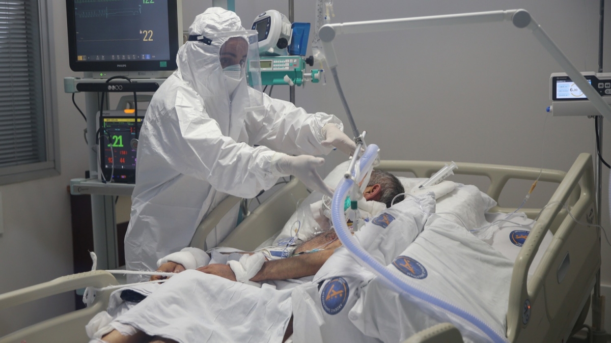 Sağlık çalışanları koronavirüs hastalarına 'nefes' olabilmek için mücadele ediyor