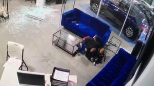 ABD'de korkunç olay! Otomobil bakmaya geldikleri galeri kurşunlandı, baba çocuklarına siper oldu