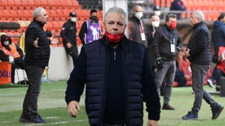 90+5'te saha karıştı, kırmızı kart gördü! Sumudica yine olay çıkardı Hamza Hamzaoğlu çılgına döndü: Çıkışta gel diye bağırdı!