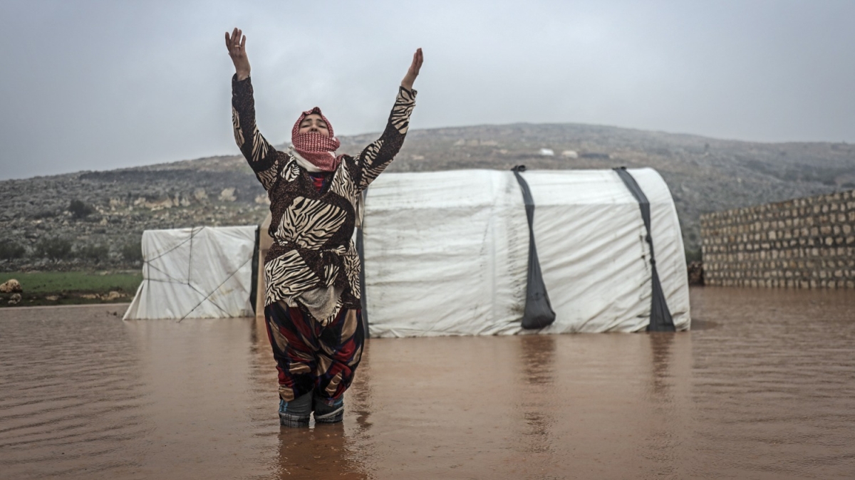 adrlar su basan Suriyeli vatandalar hayatlarn glkle srdryor