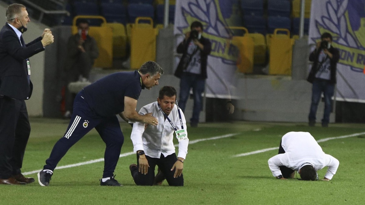 Ankaragücü-Fenerbahçe maçı sonunda büyük sevinç! Emre Belözoğlu secdeye yattı ve...  Foto Galeri