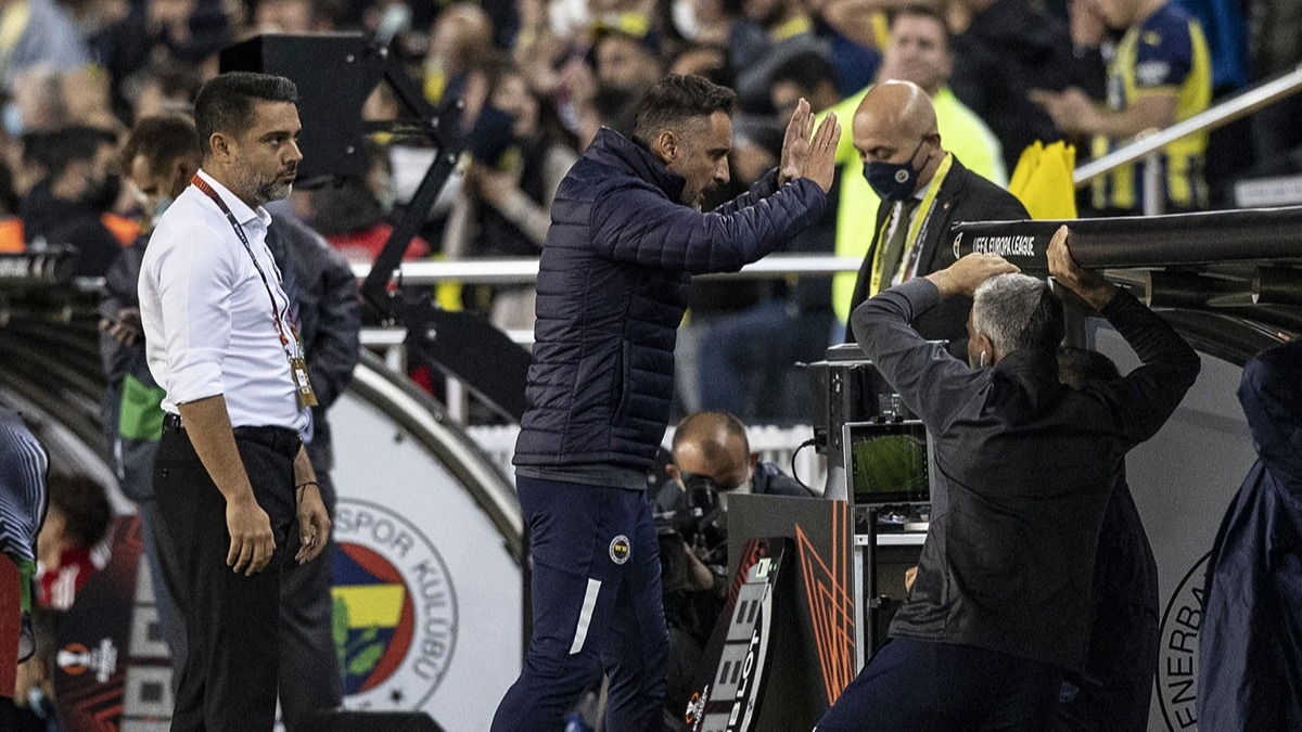 Fenerbahçe'de büyük tahammülsüzlük! İlk yenilgide kulübeye pet şişe atıldı
