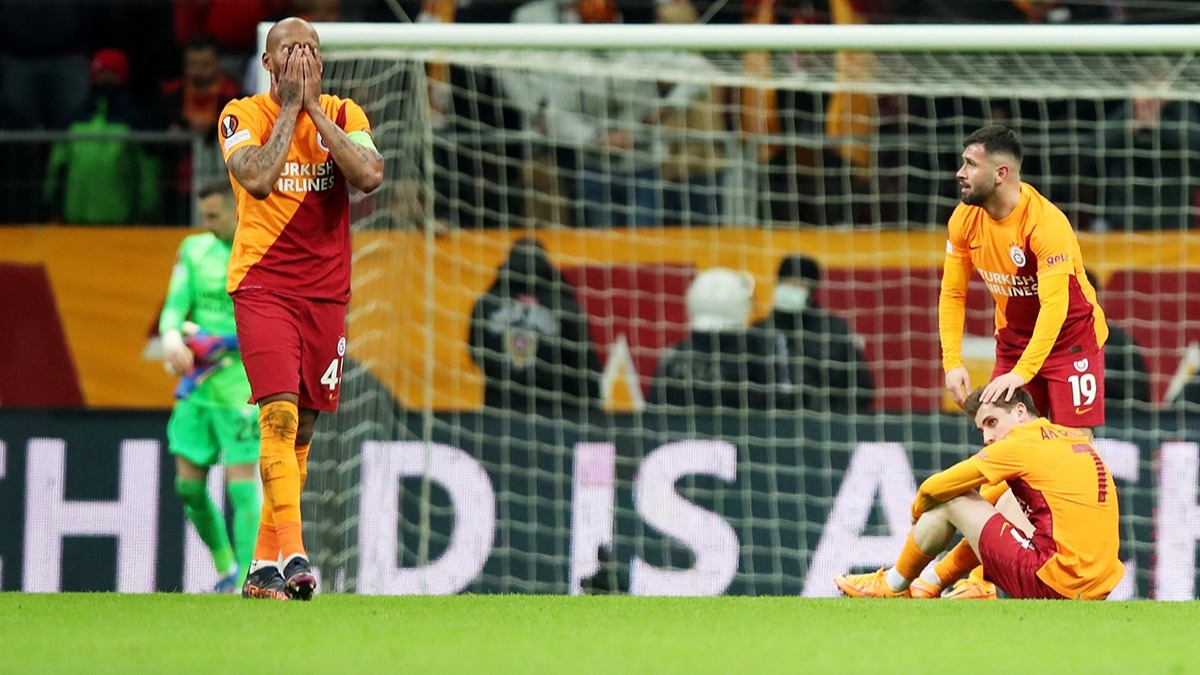 Galatasaray'da tarihi operasyon! 8 futbolcuyla yollar ayrılıyor