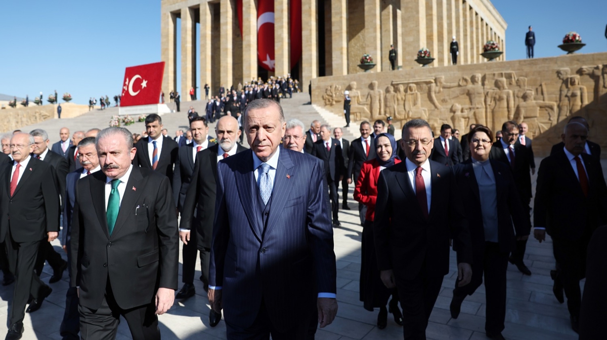 Cumhurbakan Erdoan bakanlndaki devlet erkan Antkabir'i ziyaret etti
