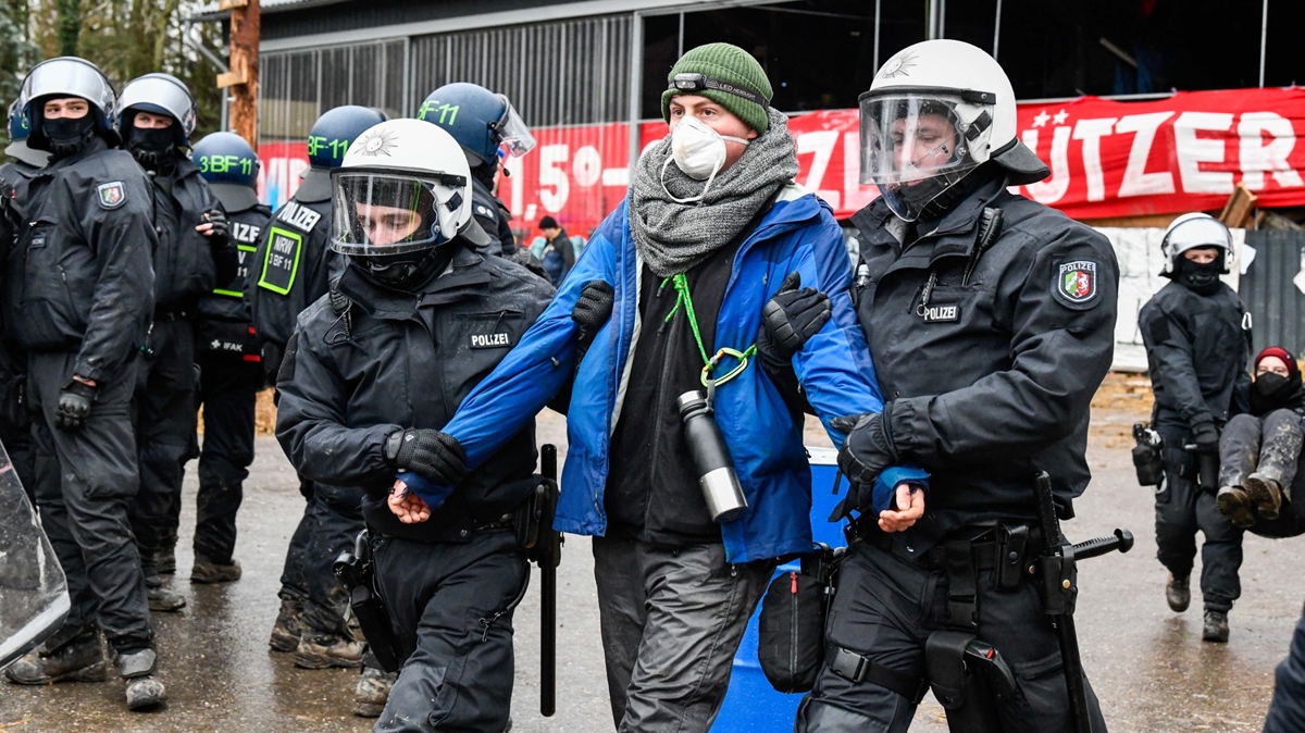Almanya'da maden kyn protesto eden aktivistler tahliye ediliyor