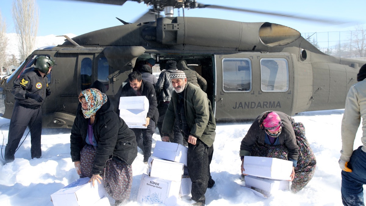 Mehmetik depremzedelere helikopterle erzak tad