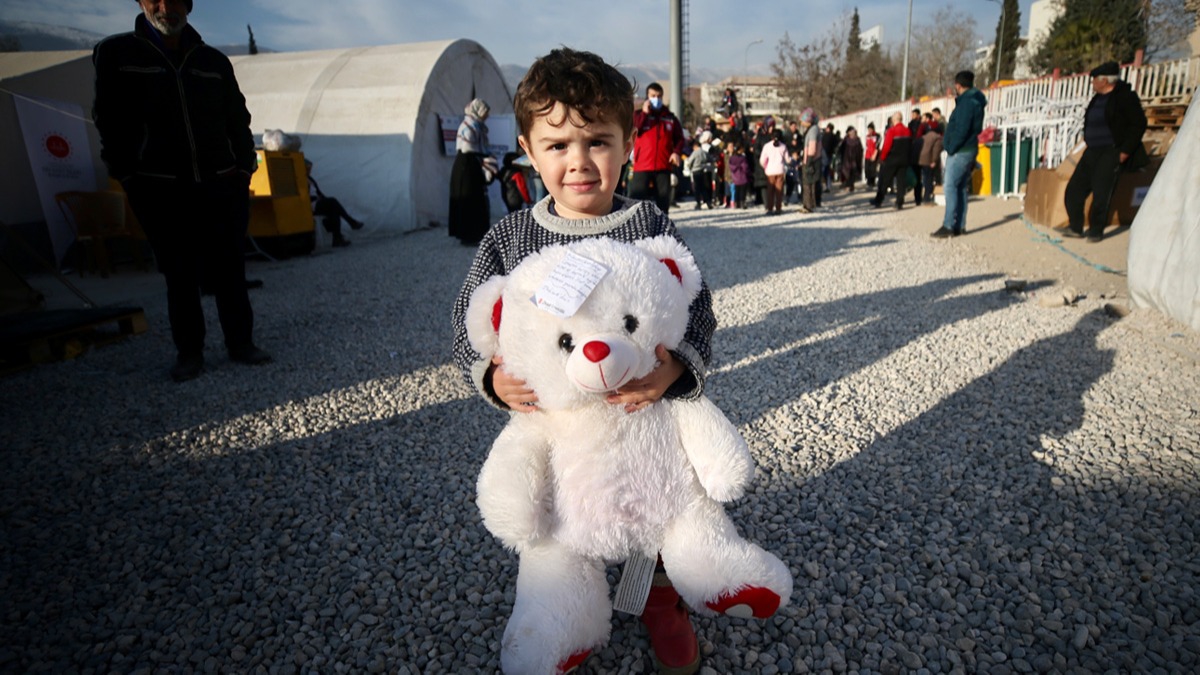 Trabzonsporlu taraftarlardan depremzede ocuklara oyuncak