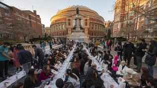 Royal Albert Hall'daki toplu iftara youn ilgi