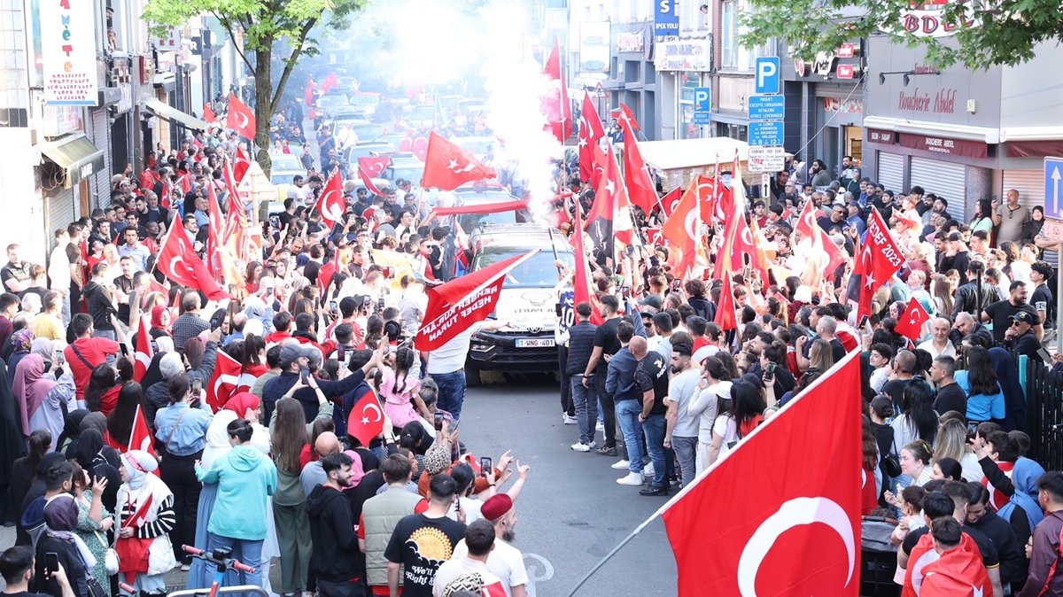 Vatandalar Bakan Erdoan'n seim baarsn kutlamak iin meydanlara dkld