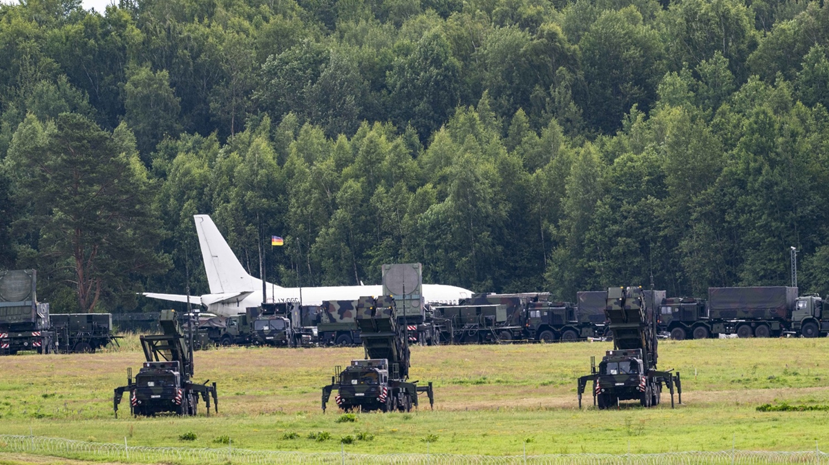 NATO Zirvesi ncesi Litvanya'da dikkat eken hareketlilik! Havalimanna konulandrld