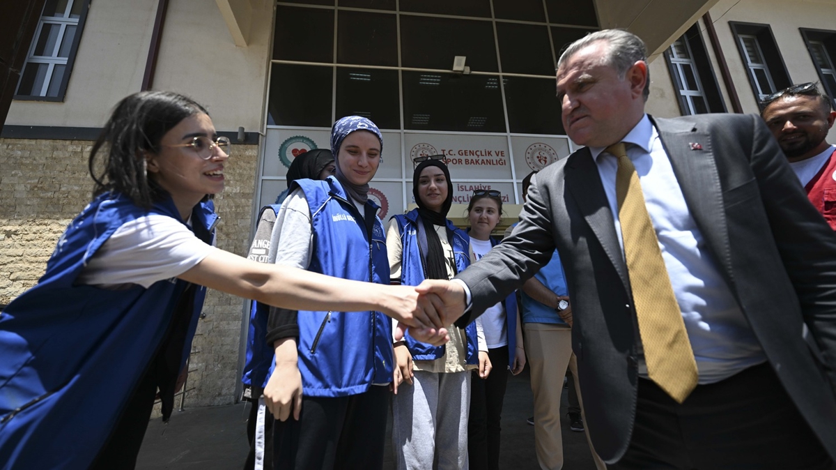 Bakan Bak Gaziantep'te konutu: Biz gl bir lkeyiz. Hep beraber ayaa kalkacaz