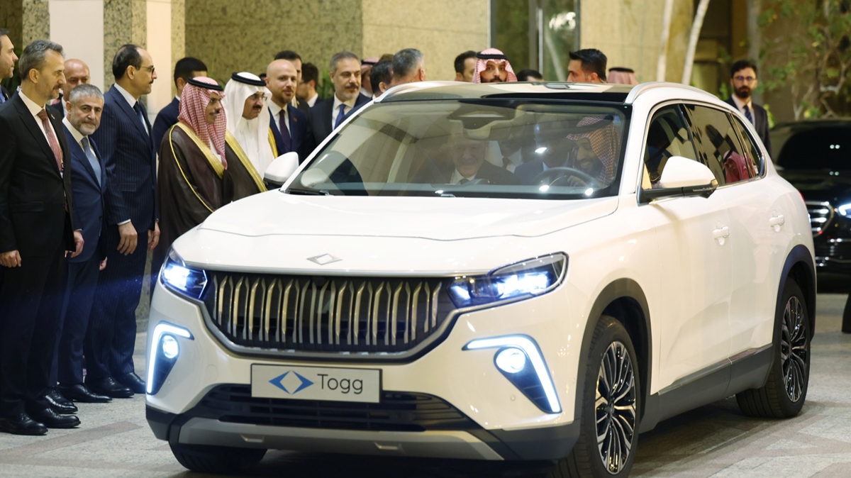 Cumhurbakan Erdoan Veliaht Prensi Selman'a ilk yerli otomobili Togg'u hediye etti!
